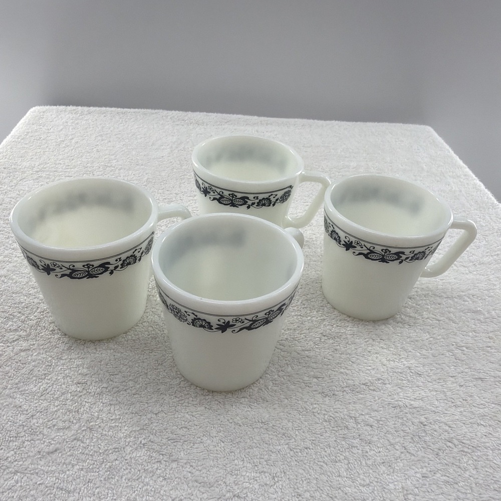 Vintage Set of 4 Pyrex Milk Glass Old Town Blue Onion 1410 Coffee Cups D Handle